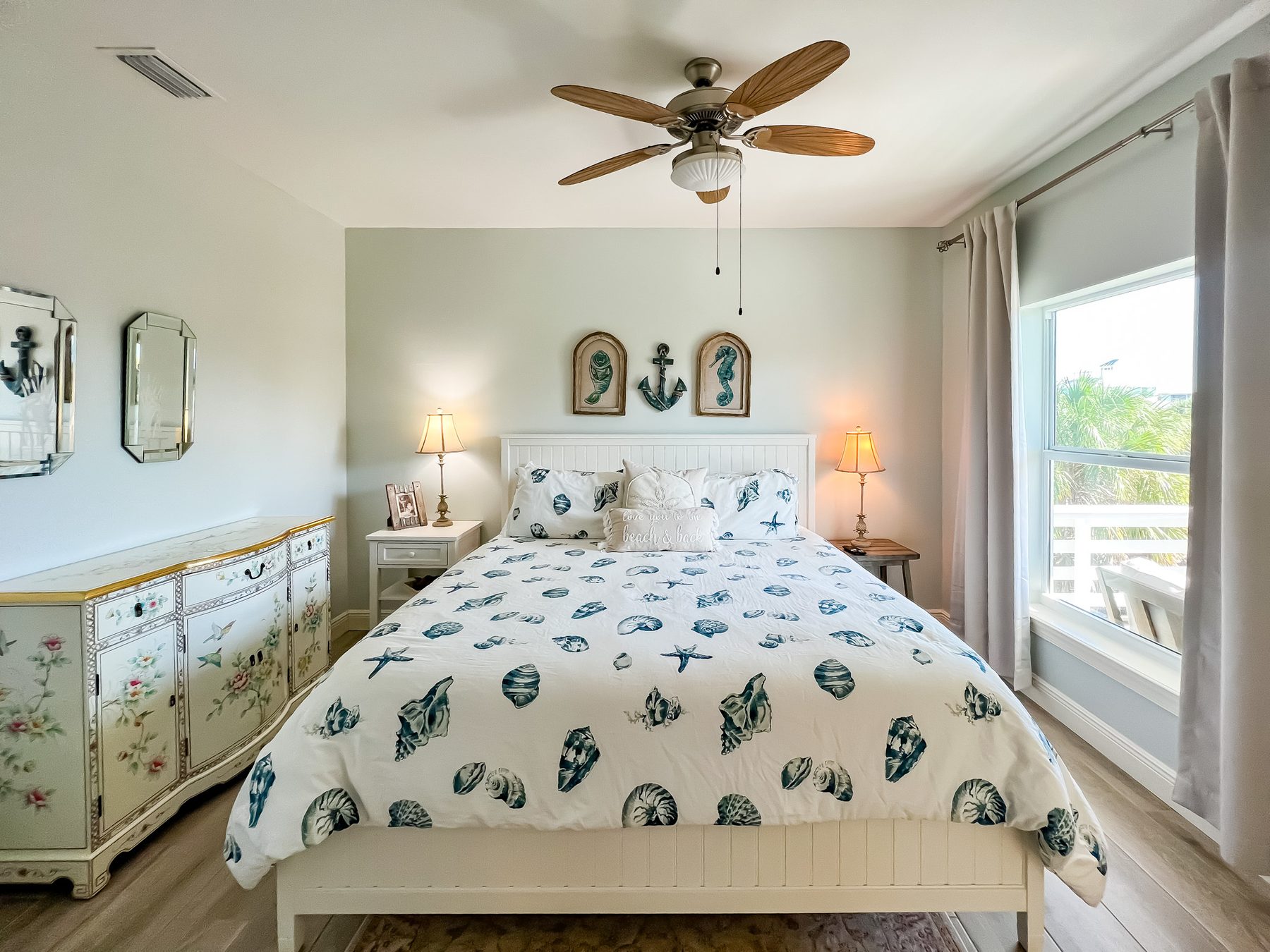 Anchored Inn — king bed