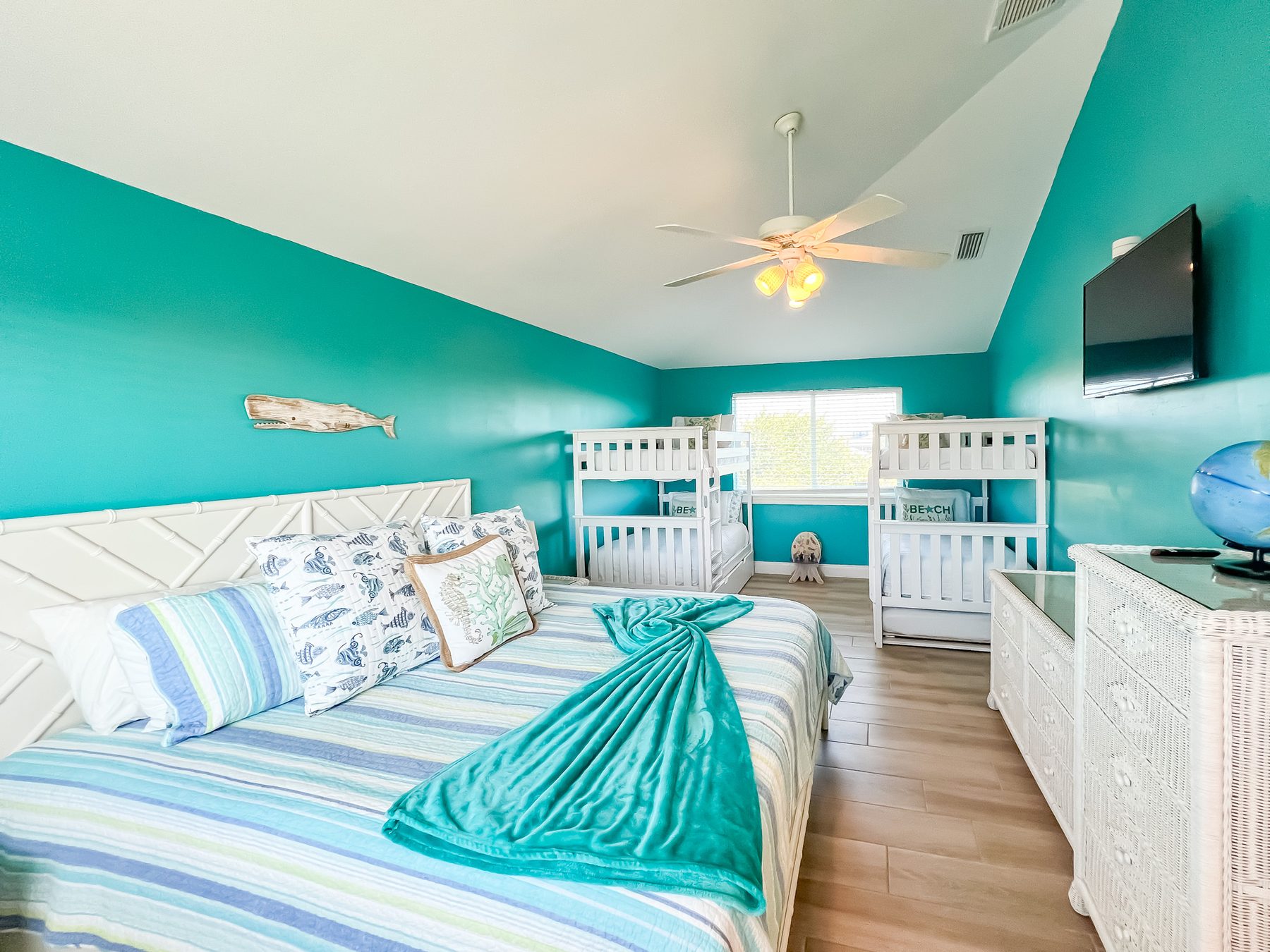 The Aquarium — king + double bunks