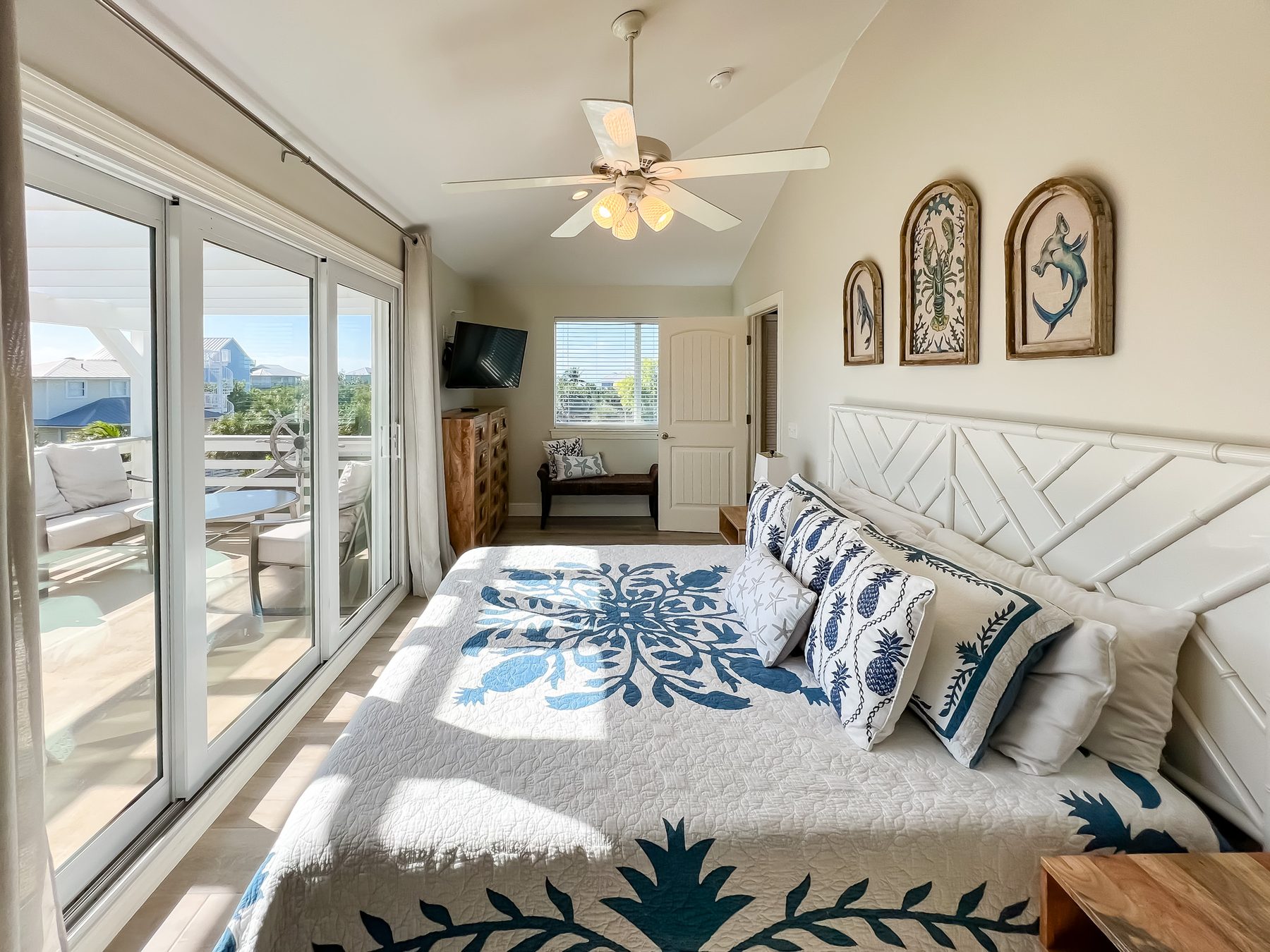 The Lobster Tail — king bed, pergola walkout